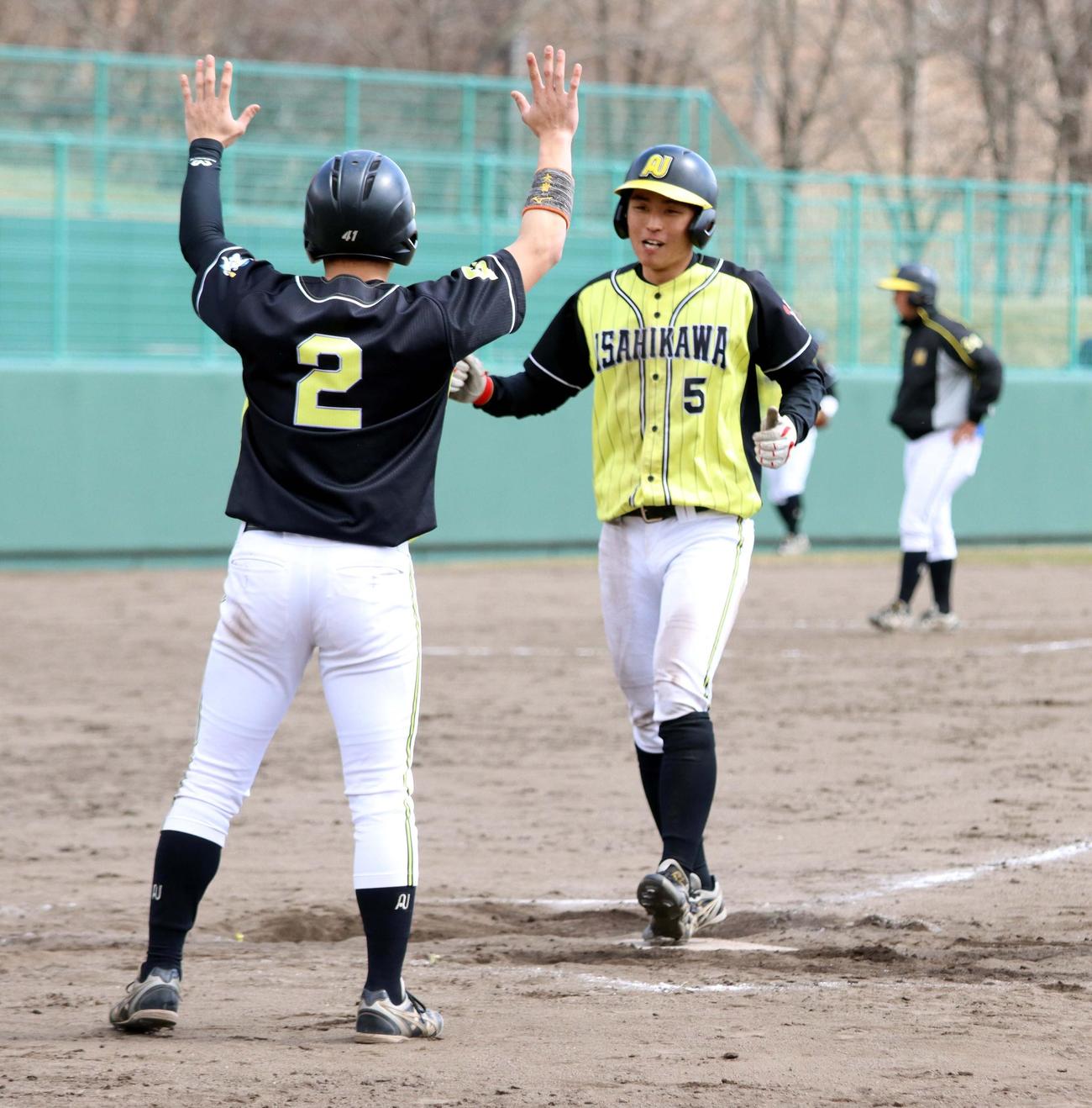 旭川大対北海道教大函館　6回旭川大2死一、二塁、佐藤一が左越え3ランを放ち生還する（撮影・永野高輔）