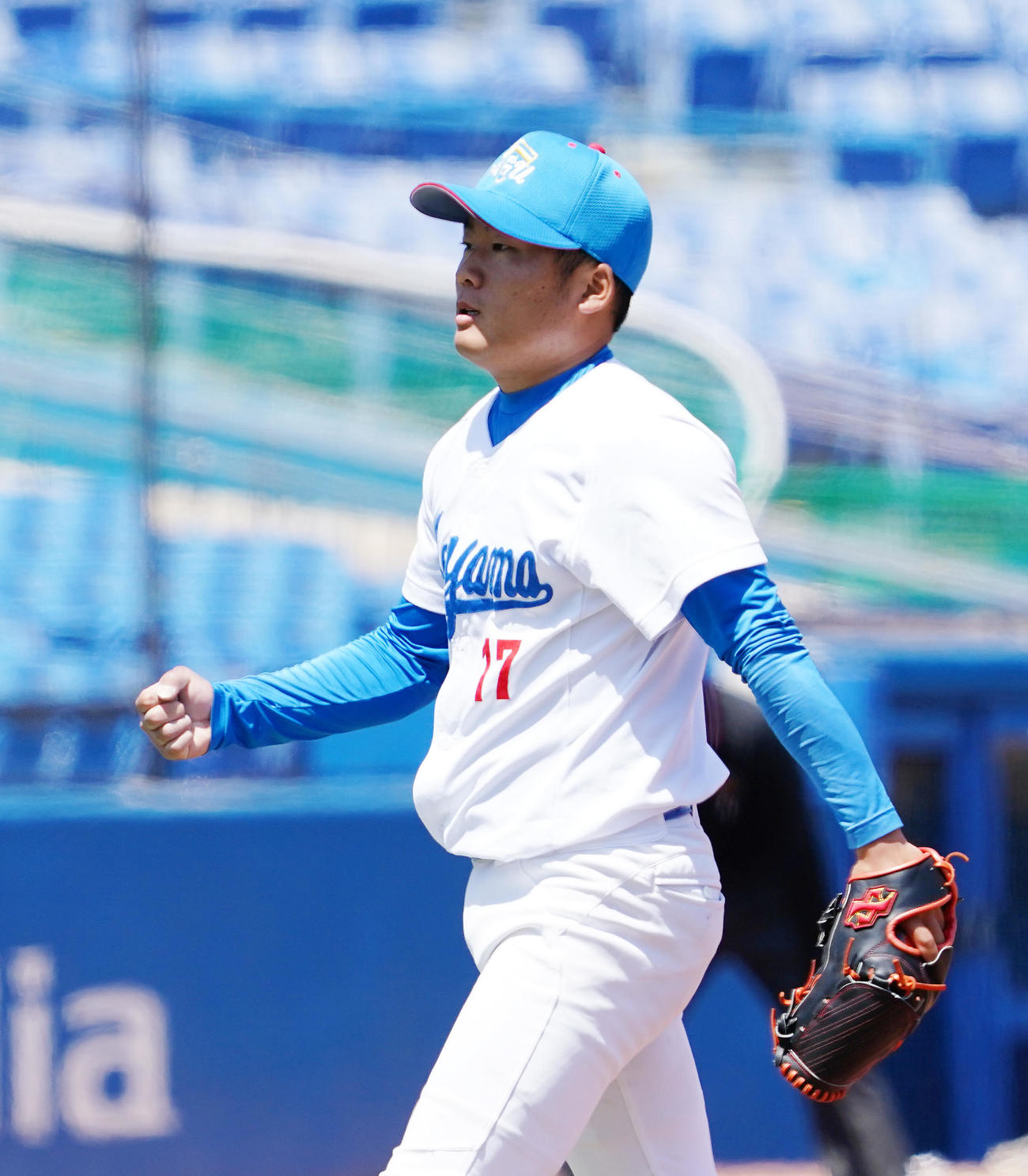 完封勝利を挙げガッツポーズを見せる青学大・松井（撮影・菅敏）