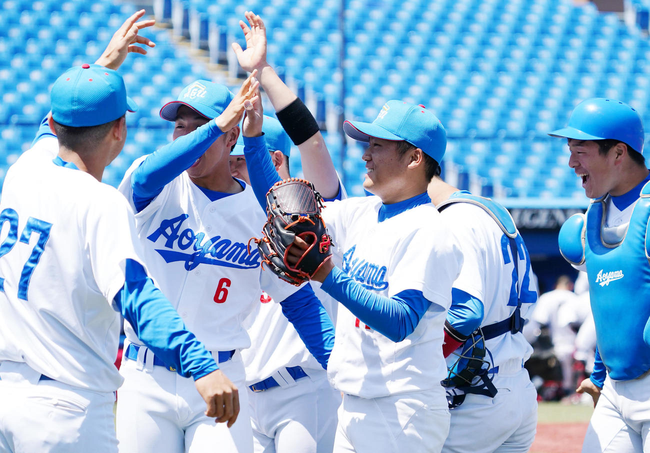 完封勝利を挙げナインに祝福される青学大・松井（中央）（撮影・菅敏）