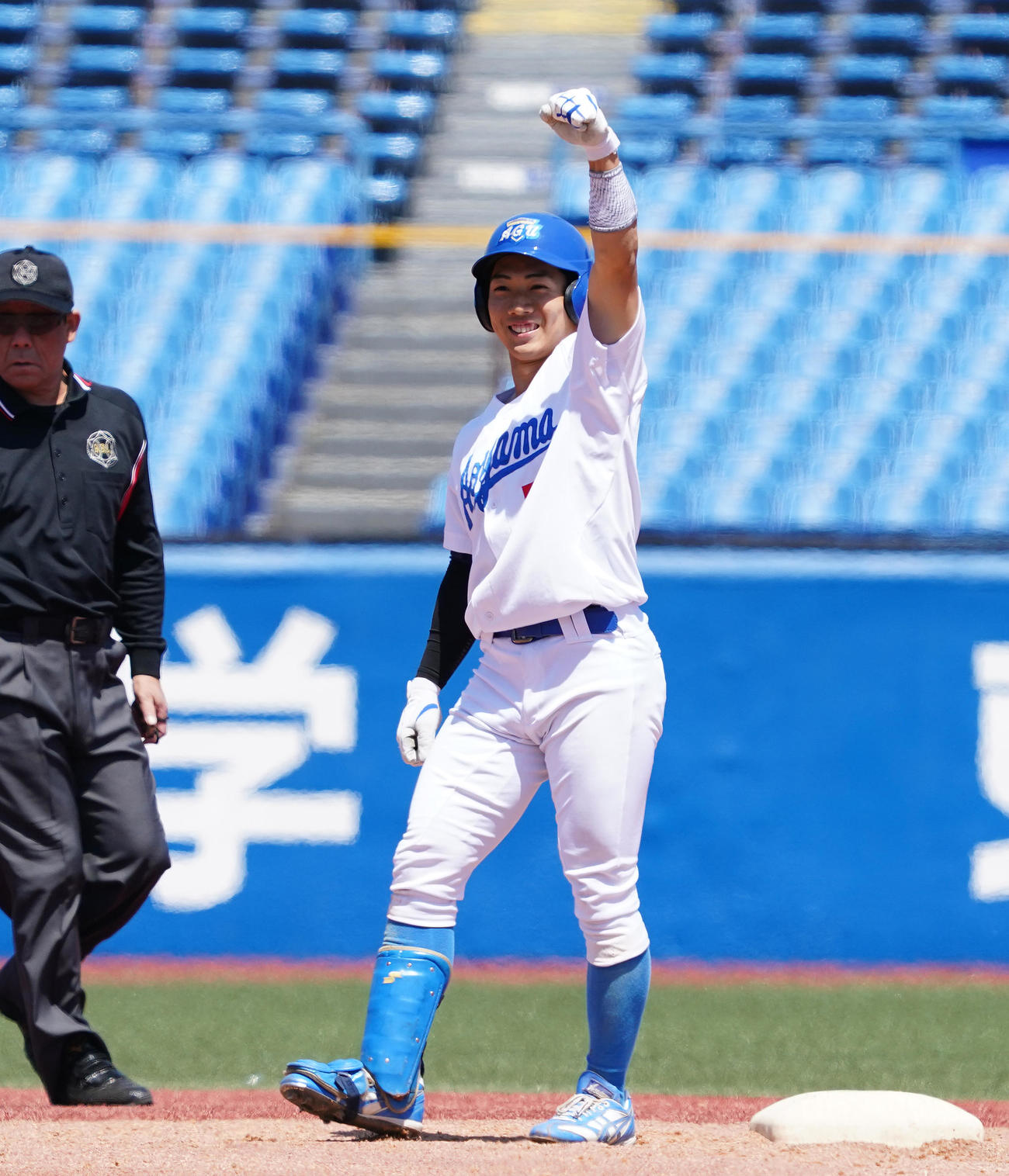 亜大対青学大　7回裏青学大1死二、三塁、右へ2点適時二塁打を放ち、塁上でガッツポーズを見せる山田拓（撮影・菅敏）