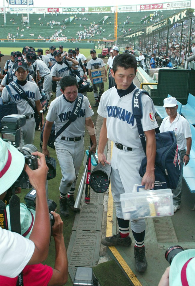第86回全国高校野球選手権大会・準々決勝　横浜対駒大苫小牧　駒大苫小牧に敗れ準決勝進出を逃した涌井秀章（右）ら横浜ナインはがっくりと甲子園を後にした