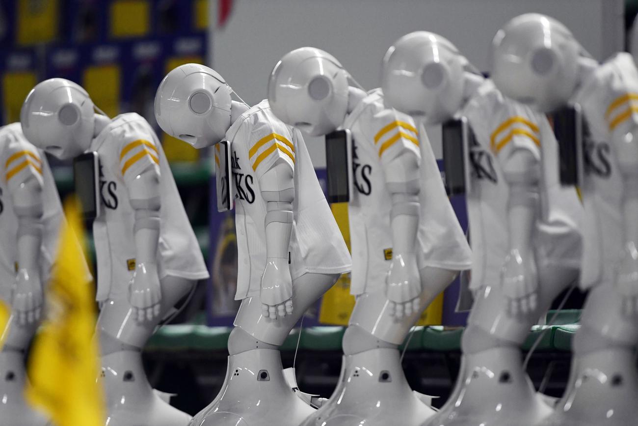 20年7月20日、左中間スタンドに置かれている人型ロボット「ペッパー」