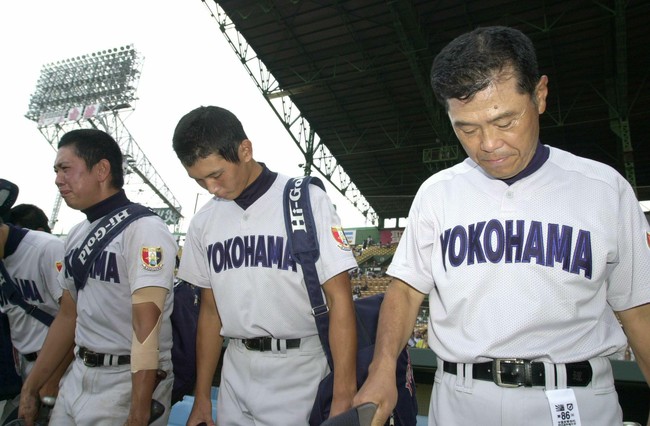 第86回全国高校野球選手権大会・準々決勝　横浜対駒大苫小牧　駒大苫小牧に敗れ、グラウンドに一礼をして甲子園を去る横浜渡辺元智監督（右）、エース涌井秀章（中）ら横浜ナイン（撮影・上田博志）＝２００４年８月19日