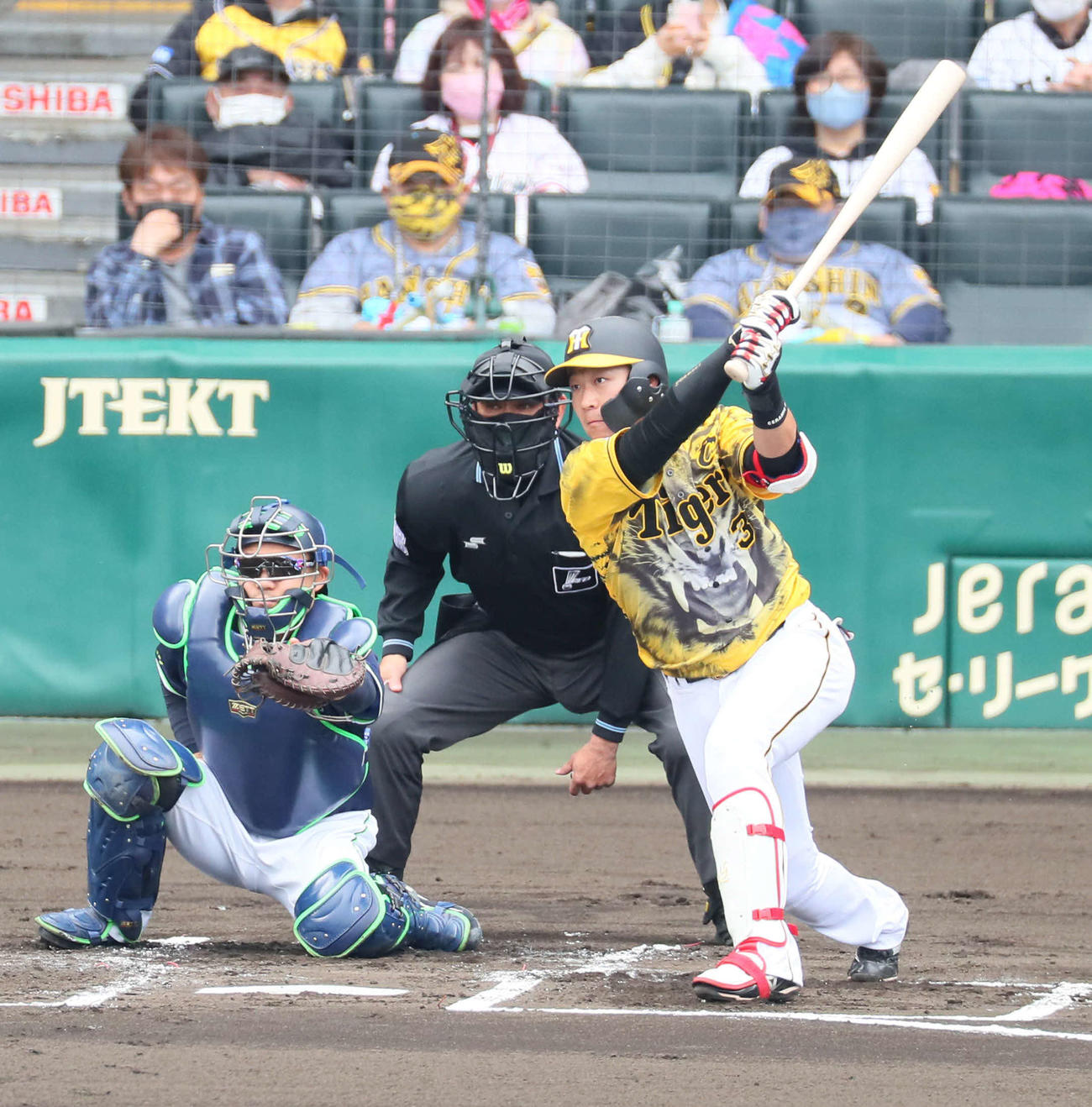 4月18日のヤクルト戦　1回裏阪神無死満塁、先制となる右犠飛を放つ大山