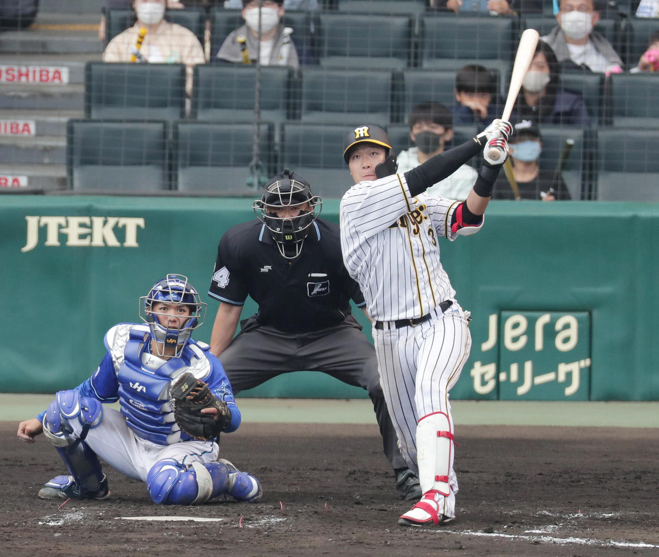 4月25日のDeNA戦　7回裏阪神1死二、三塁、同点中犠飛を放つ大山