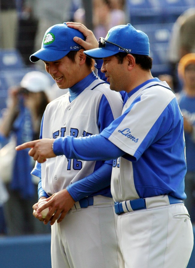 ヤクルト対西武６ 　涌井秀章（左）は伊東勤監督からカメラマンの注文に応じるように指示され苦笑い(05年06月18日）