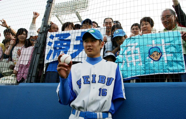ヤクルト対西武６ 　三塁側スタンドのファンの声援の前でウイニングボールを見せる涌井秀章(05年06月18日）