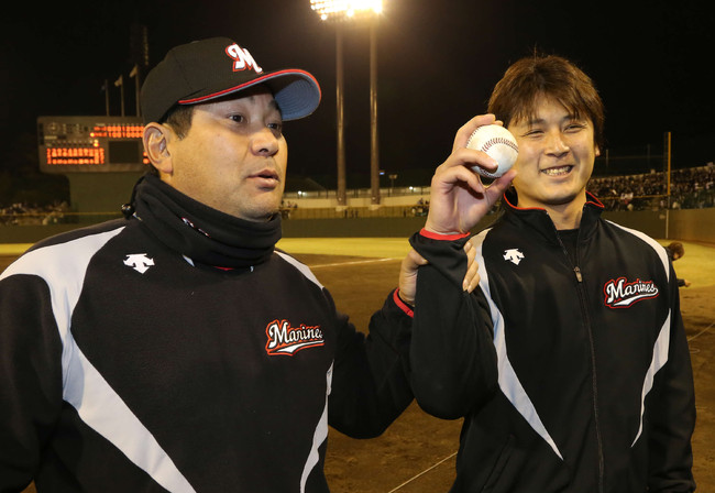 西武対ロッテ　古巣から勝利を挙げ、伊東勤監督（左）に祝福され、ウイニングボールを手に笑顔をみせる涌井秀章＝２０１４年４月15日