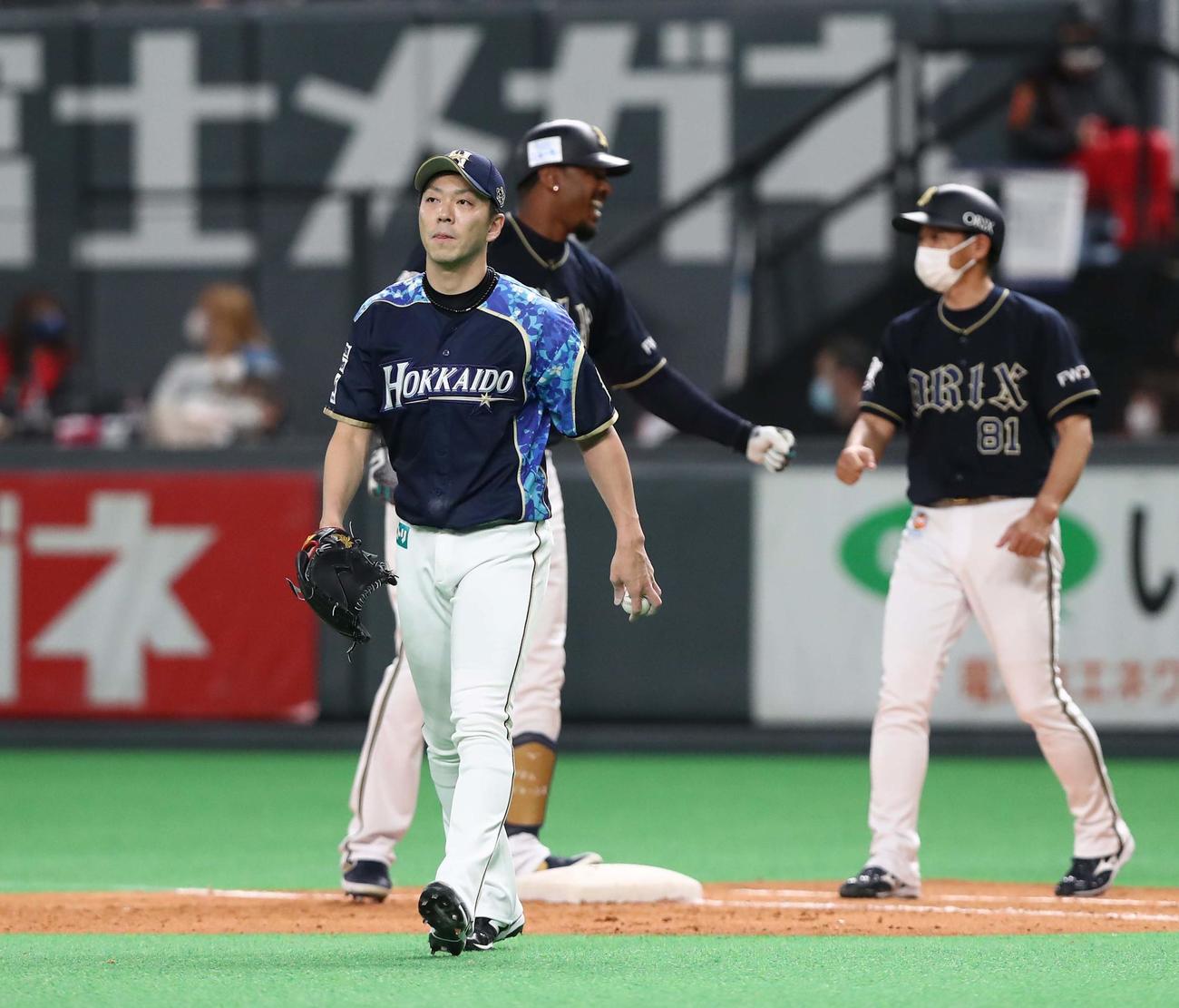 25日、日本ハム対オリックス　8回表オリックス無死一、三塁、ジョーンズに適時打を浴びる宮西