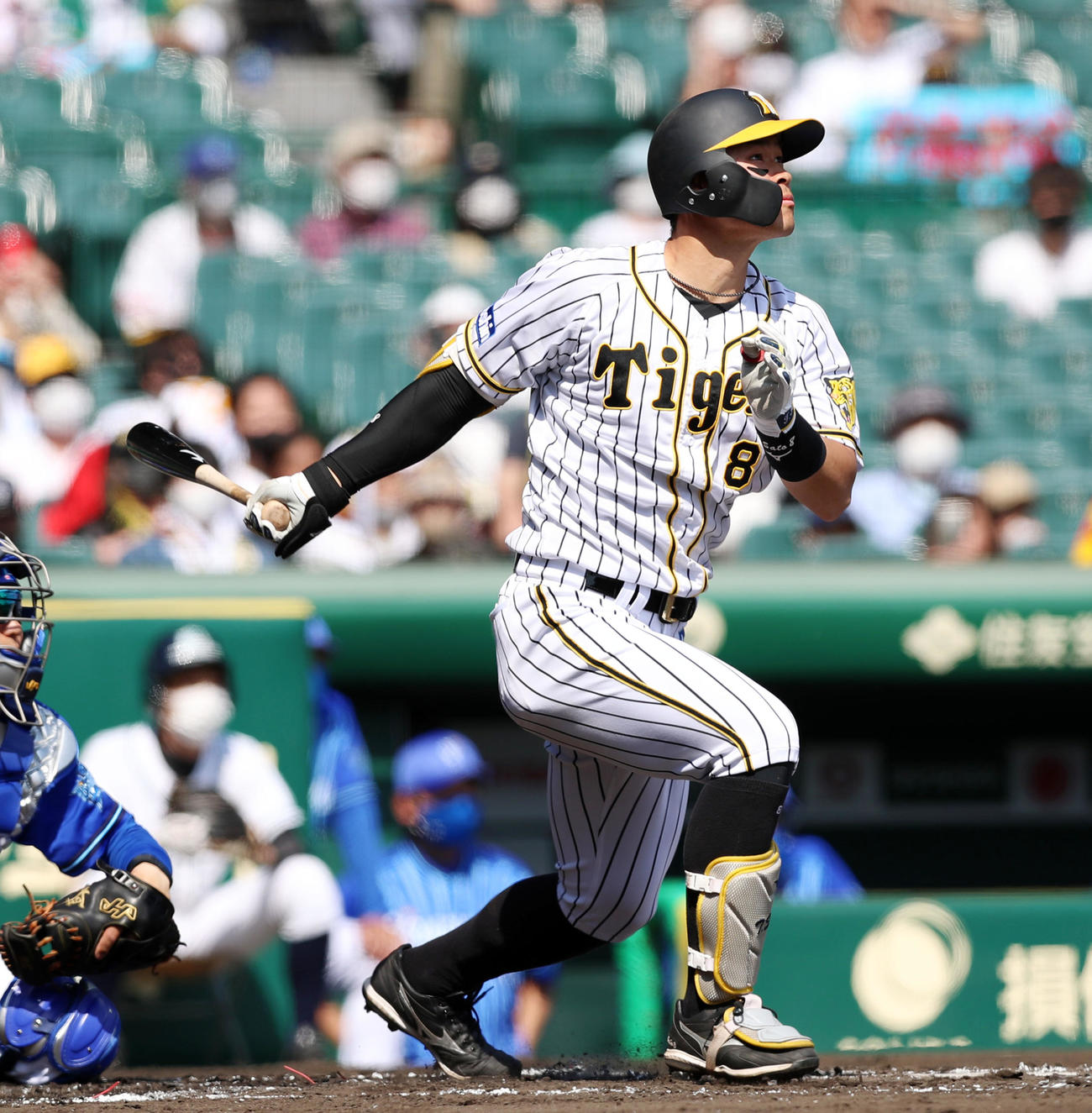 25日、阪神対DeNA 2回裏阪神無死一塁、佐藤輝明は右越え2点本塁打を放つ