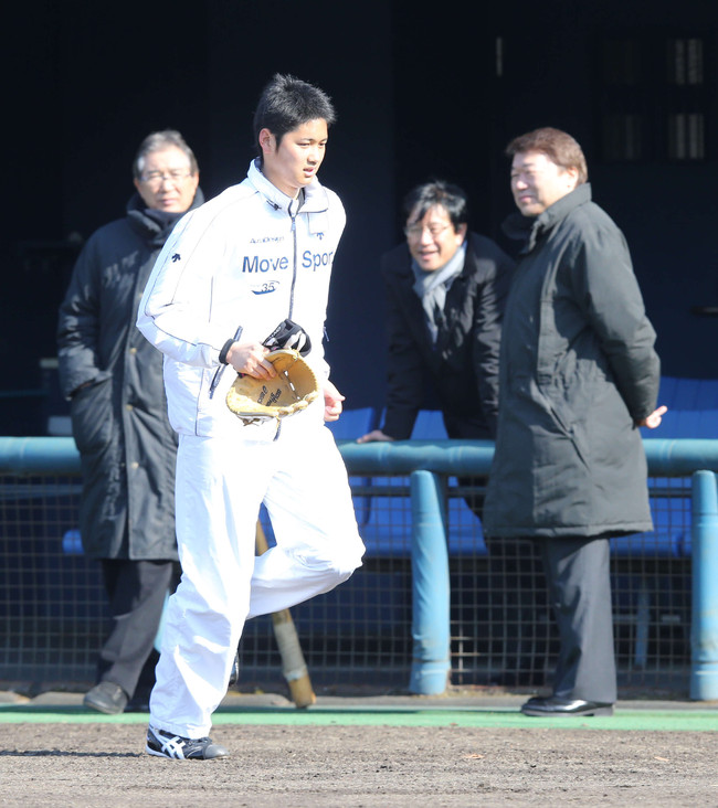 栗山英樹監督（左から3人目）ら首脳陣の前を走る大谷翔平＝2013年1月25日