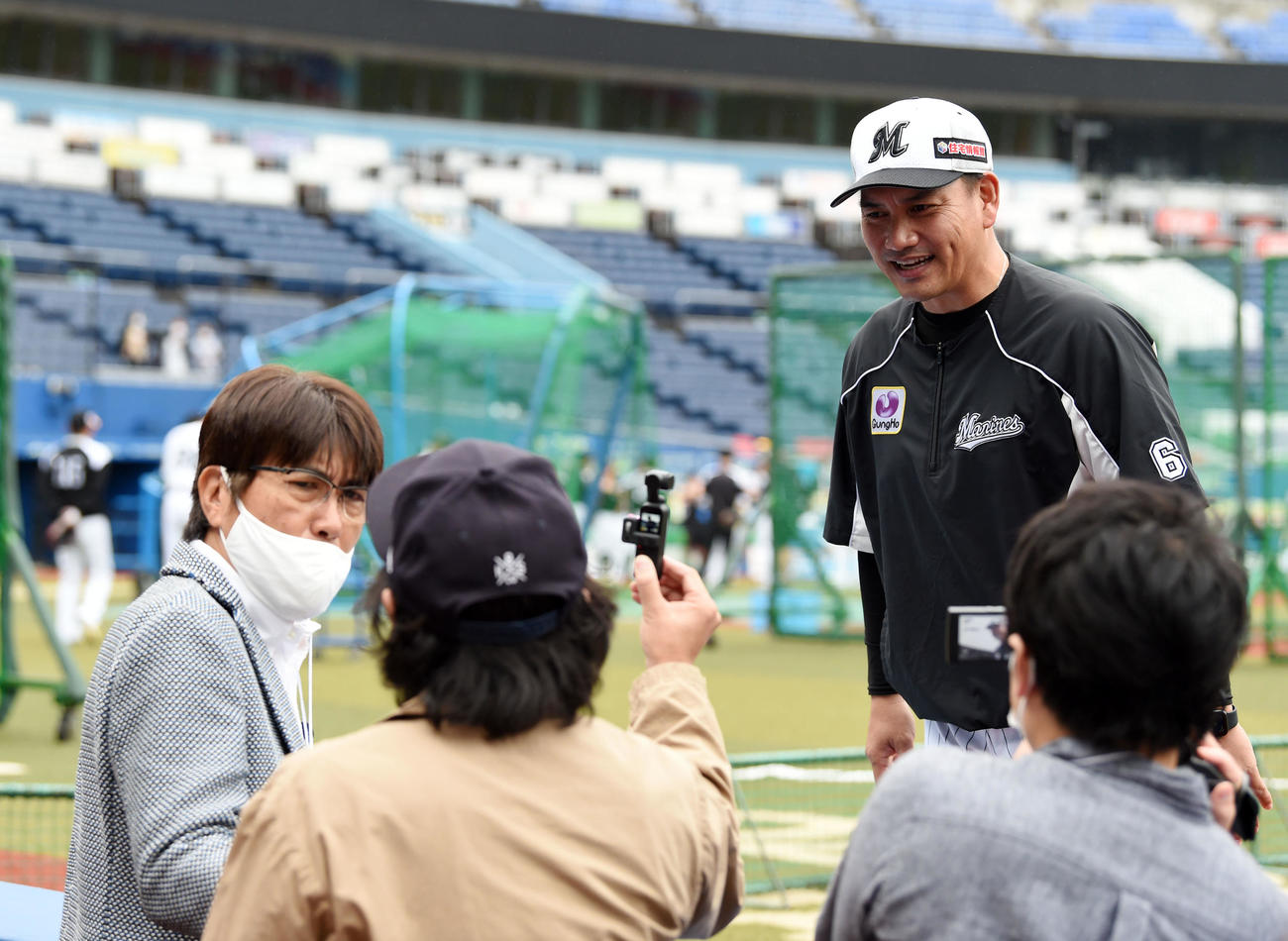 石橋貴明（左）とロッテ井口資仁監督（2020年9月25日撮影）