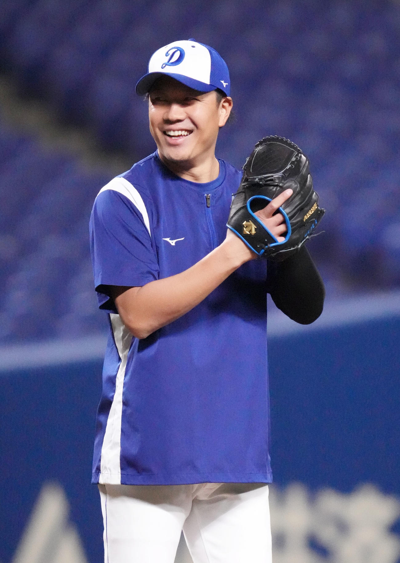 ノック中、明るい表情を見せる大野雄（撮影・森本幸一）