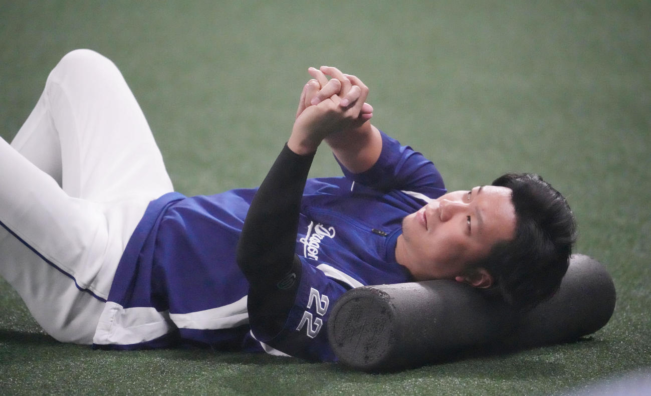 ストレッチをする大野雄（撮影・森本幸一）