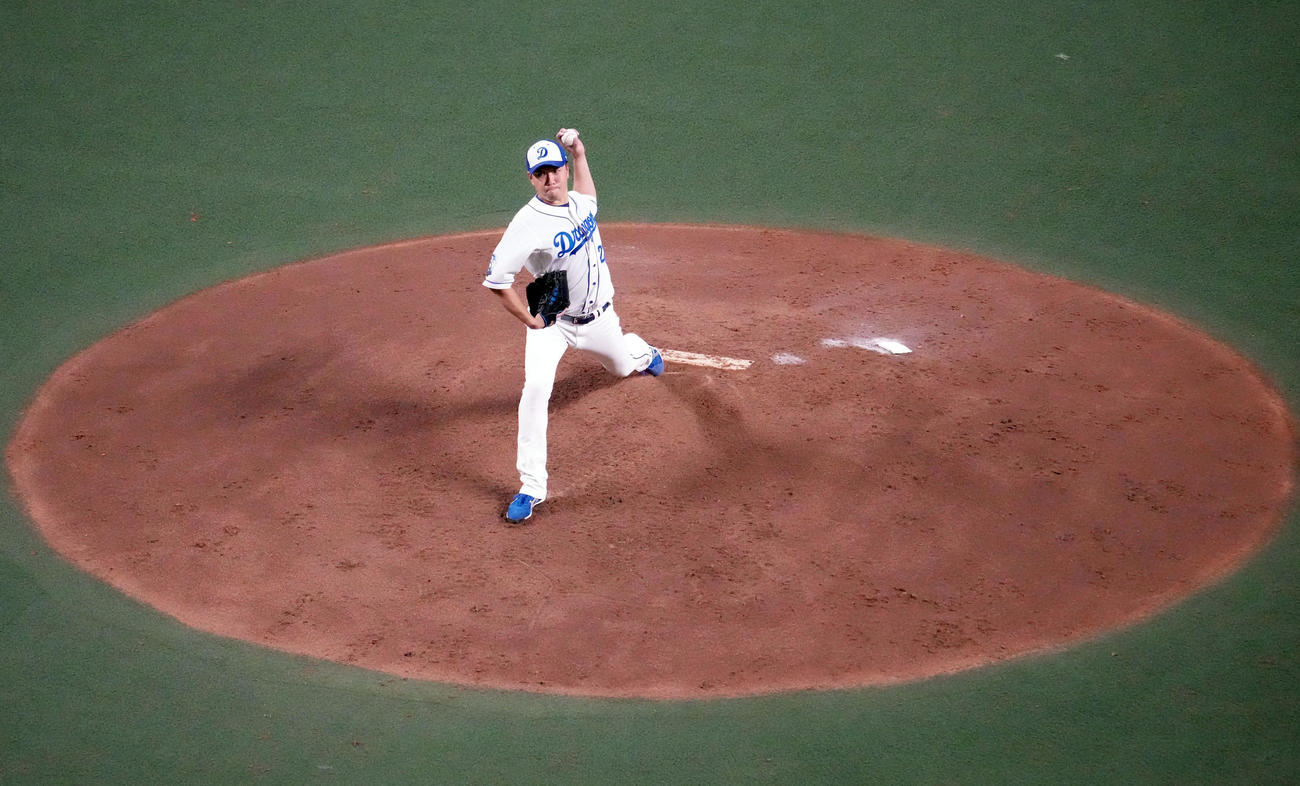バンテリンドームのマウンドで投球練習を行った大野雄（撮影・森本幸一）
