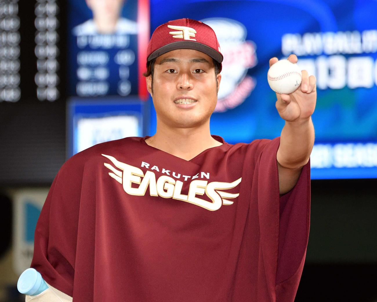 勝利球を手に笑顔を見せる楽天滝中（2021年4月8日撮影）