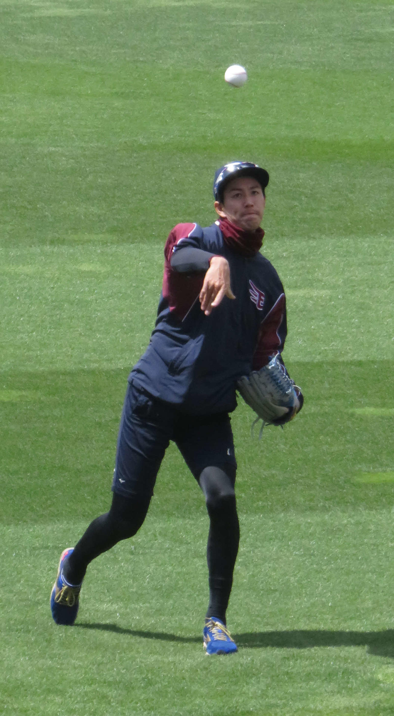 投手練習に参加しキャッチボールを行う楽天岸（撮影・桑原幹久）