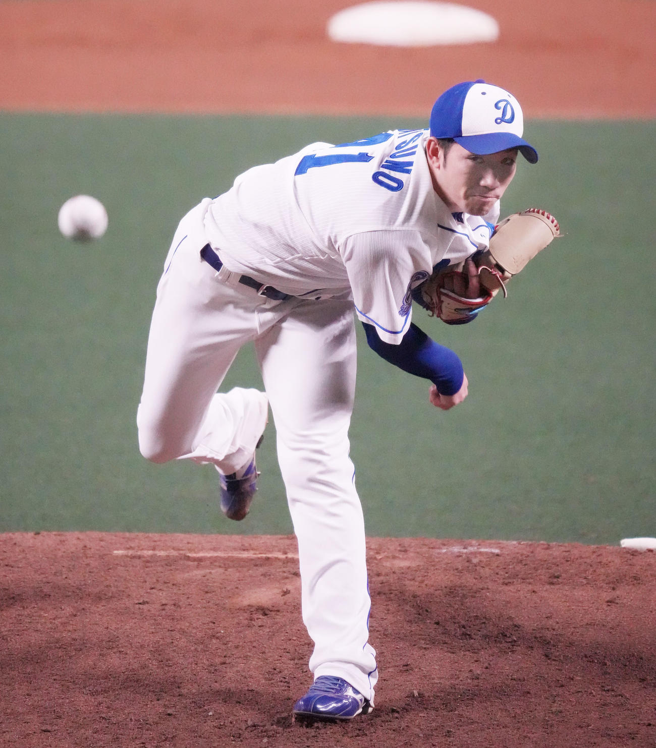 バンテリンドームのマウンドで投球練習を行った中日勝野（撮影・森本幸一）