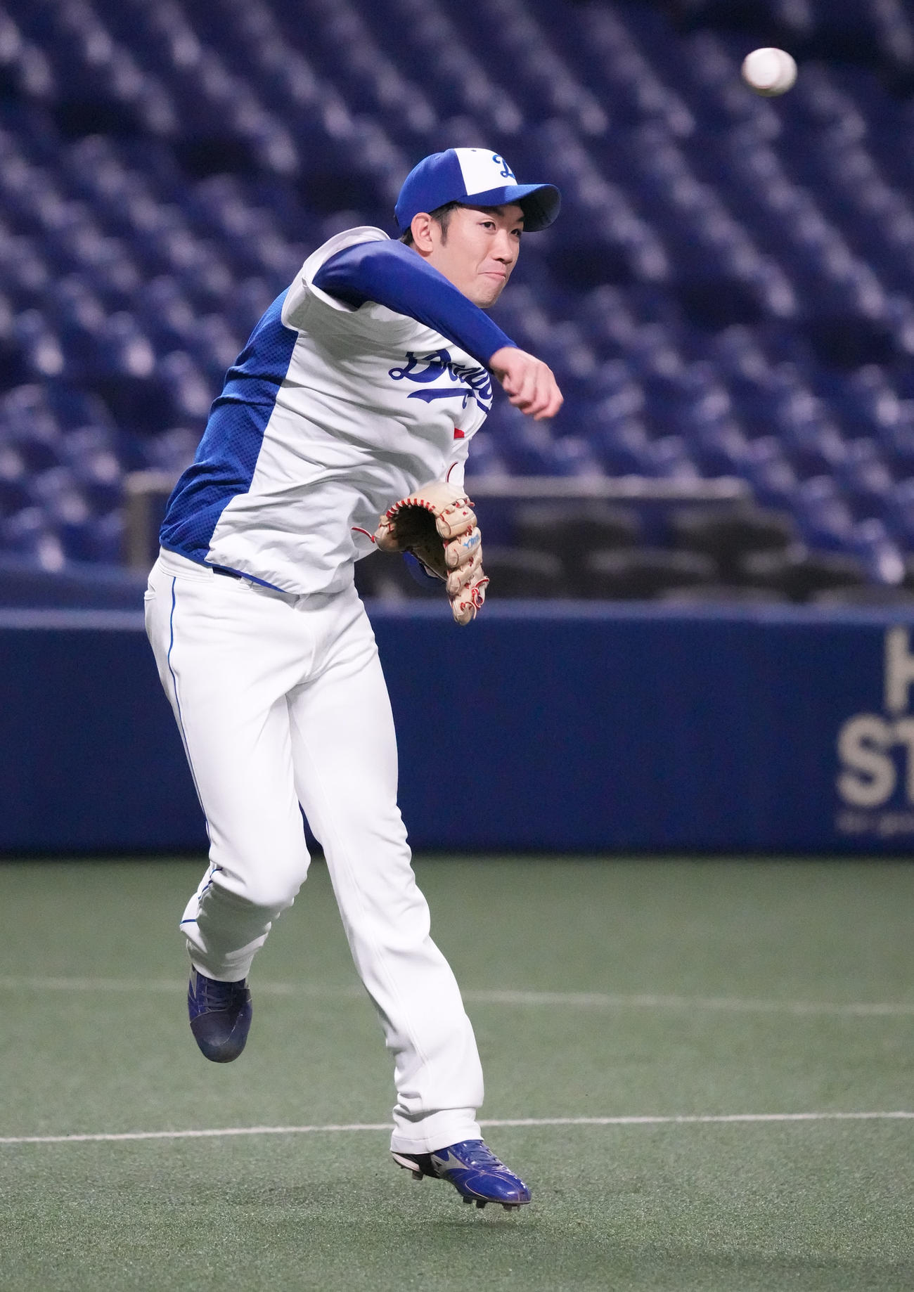 ノックを受け送球する中日勝野（撮影・森本幸一）