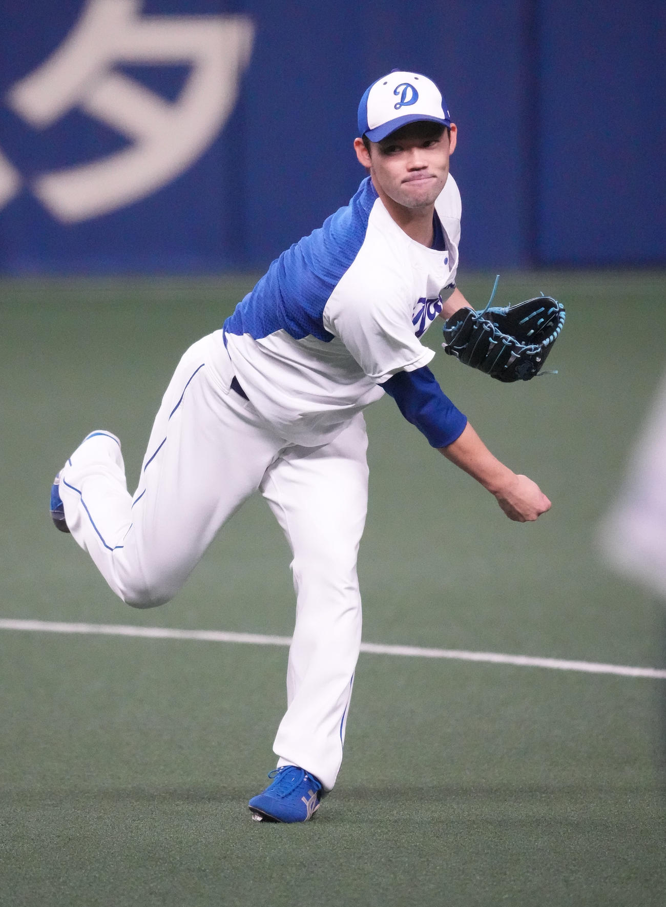 キャッチボールをする中日福谷（撮影・森本幸一）