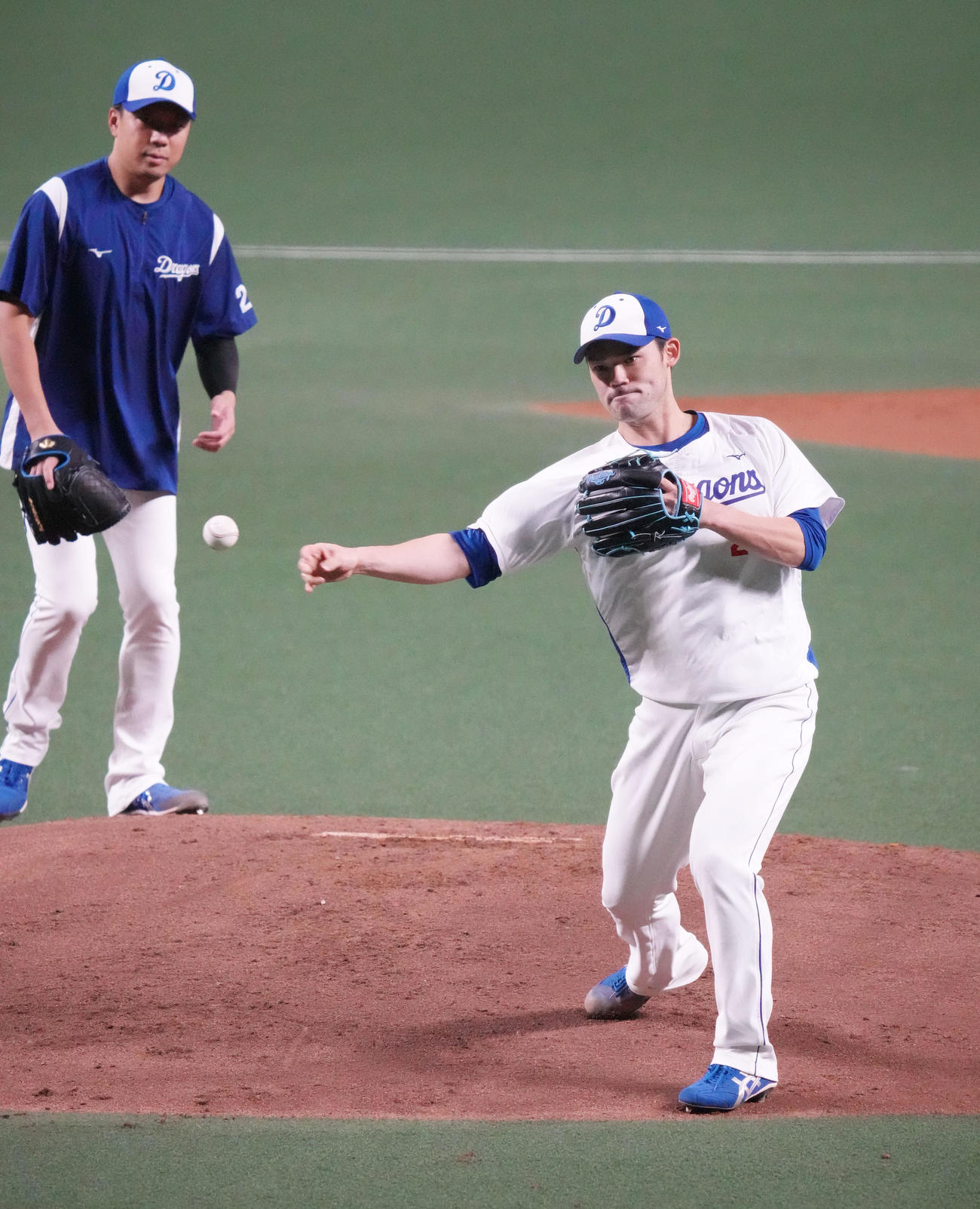 ノックを受け送球する中日福谷（右）左は大野雄大（撮影・森本幸一）
