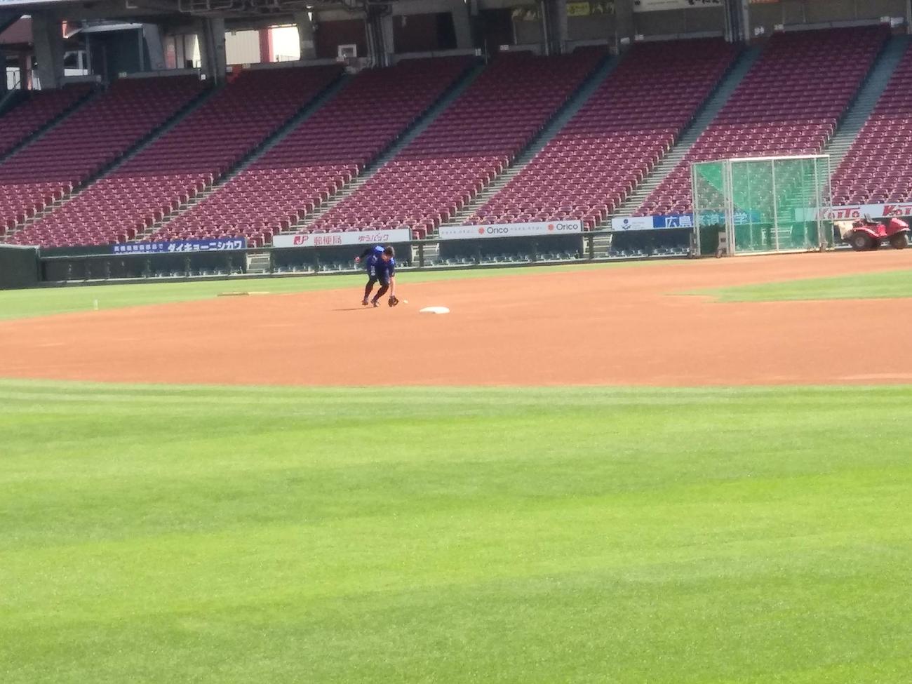 初となる内野も天然芝のマツダスタジアムでの試合に備え、休日返上で守備練習を行ったDeNA牧