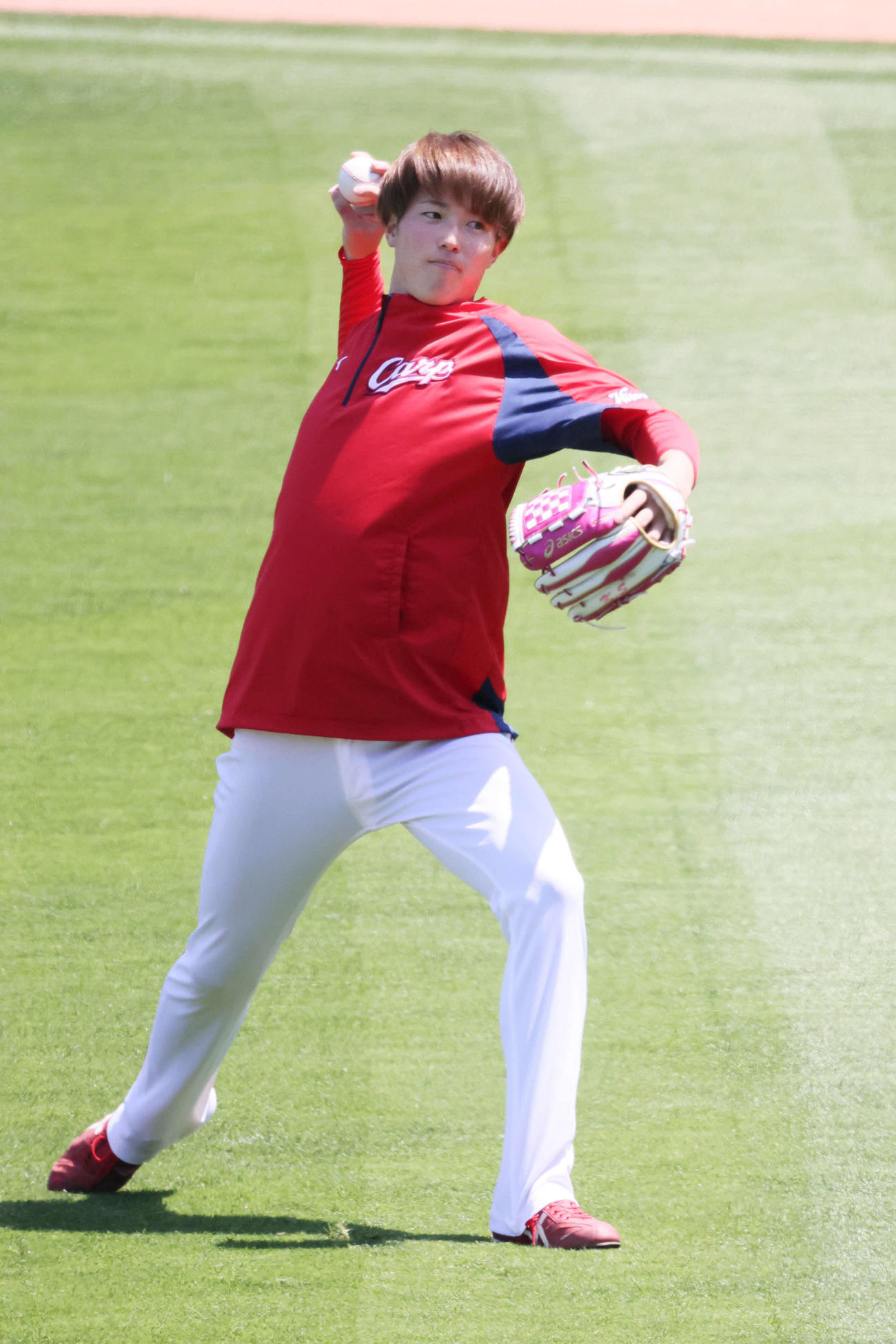 広島投手指名練習　キャッチボールをする森下（撮影・加藤孝規）