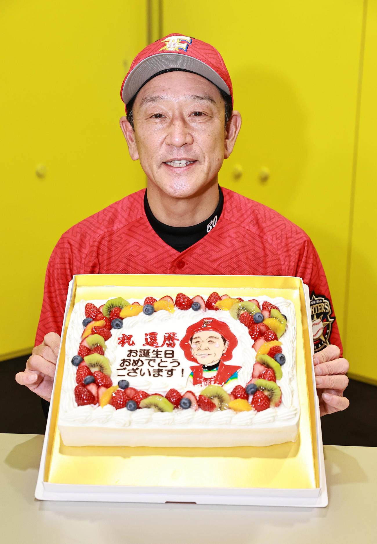 還暦を迎えバースデーケーキを前に笑顔の日本ハム栗山監督（4月25日撮影）