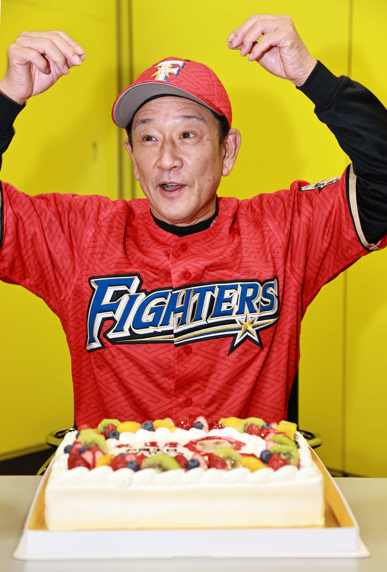 還暦を迎えバースデーケーキを前に笑顔の日本ハム栗山監督