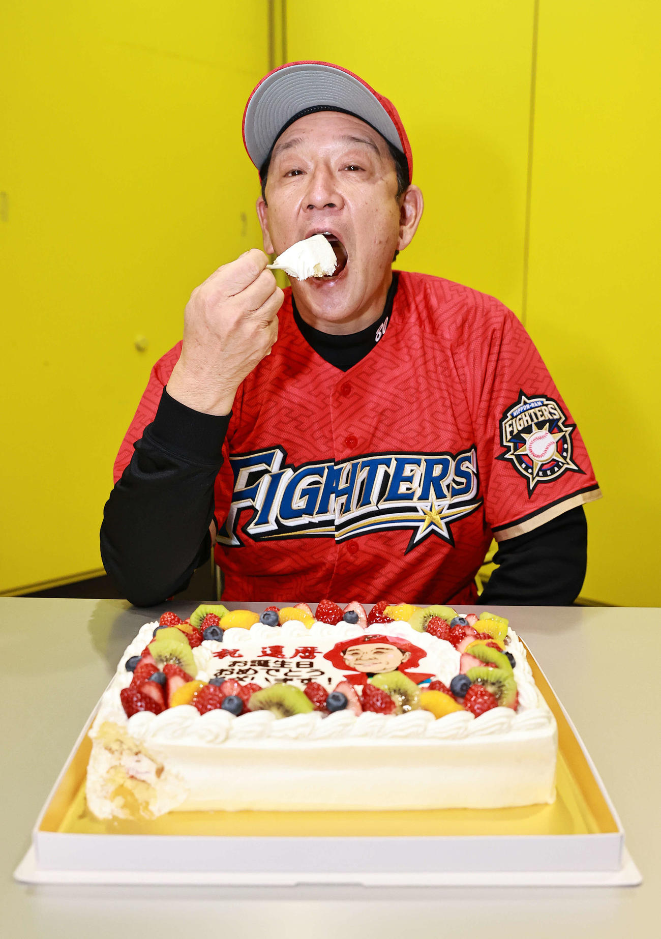 還暦を迎えバースデーケーキを食べる日本ハム栗山監督