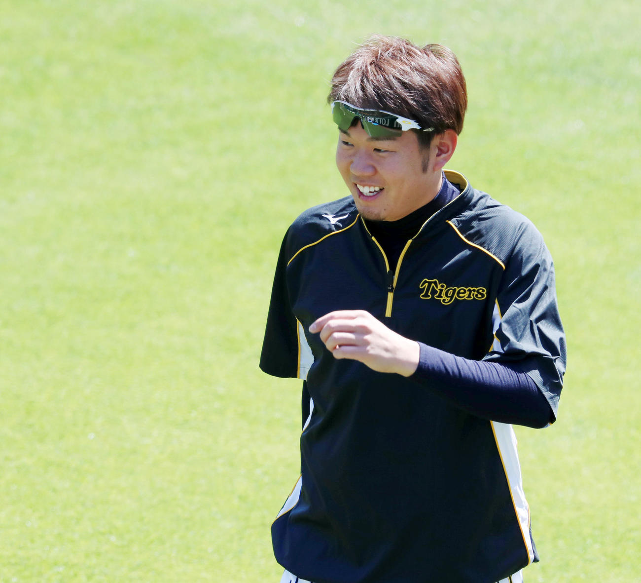 練習で笑顔を見せる西勇（撮影・加藤哉）