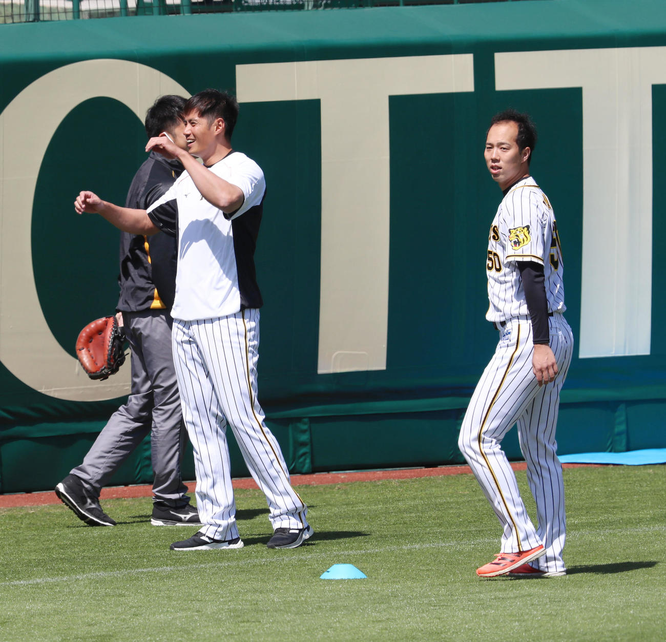 明るい表樹で身体を動かす青柳（右）とチェン（撮影・加藤哉）