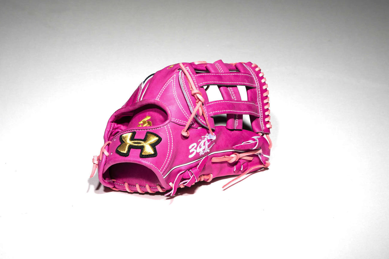 オリックス吉田正が5月9日の母の日に使用するピンクのグラブ