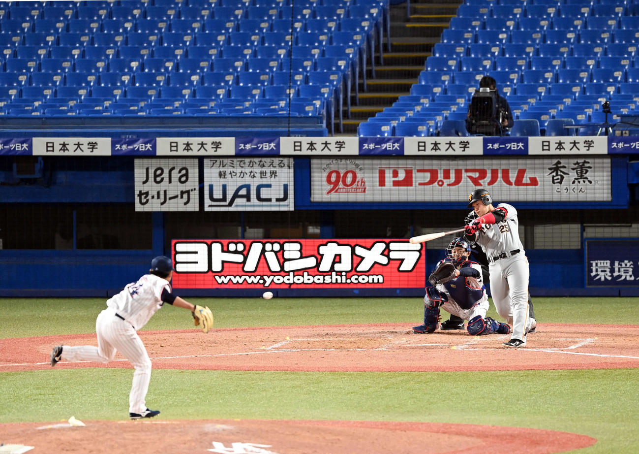 ヤクルト対巨人　4回表巨人2死三塁、右適時二塁打を放つ岡本和。投手田口（撮影・たえ見朱実）