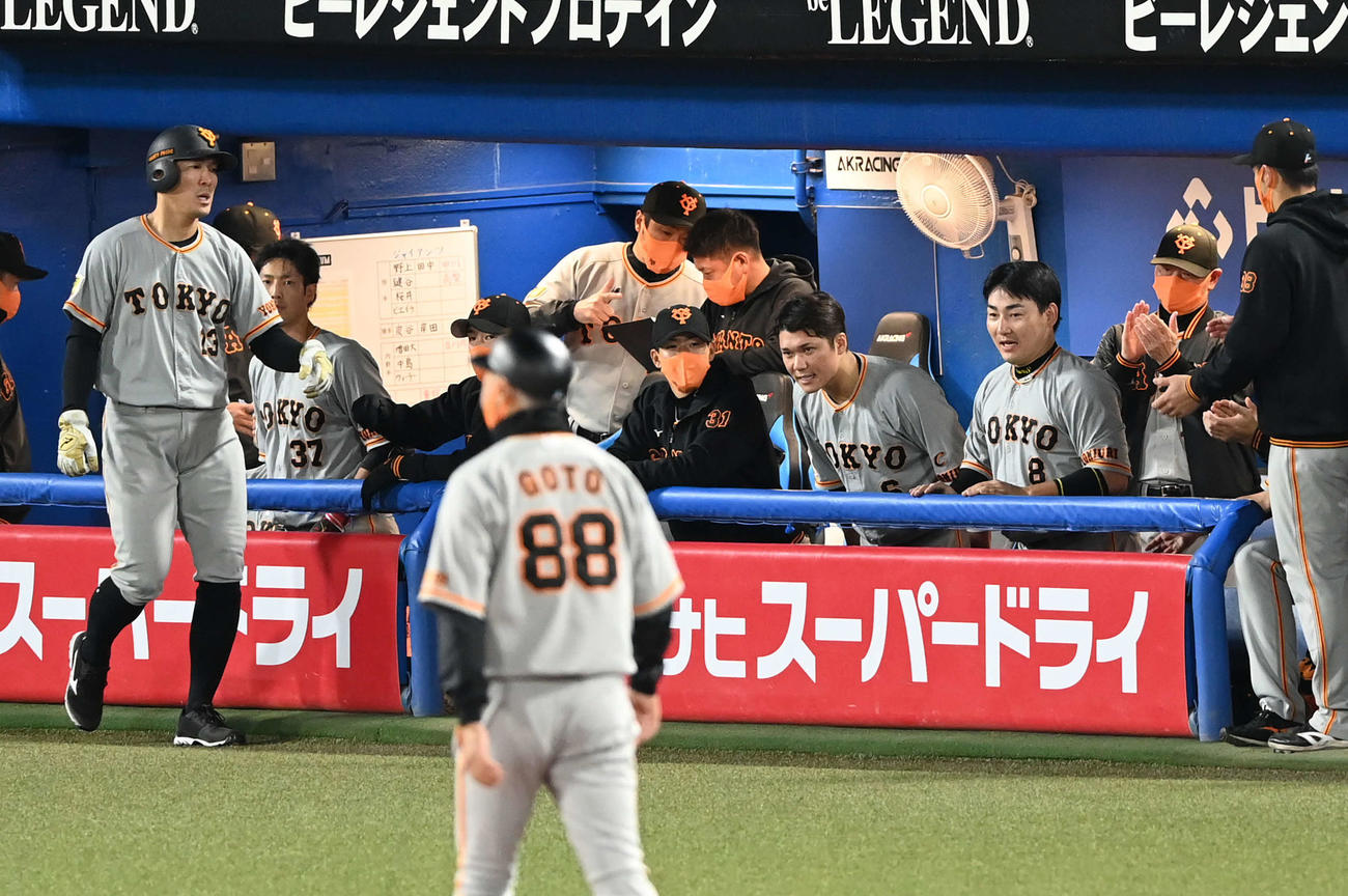 ヤクルト対巨人　4回表巨人2死三塁、右適時二塁打を放った岡本和に頭を下げる坂本と丸（撮影・たえ見朱実）