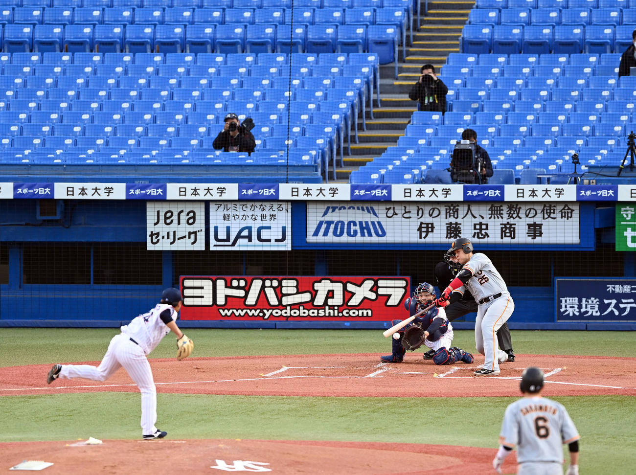 ヤクルト対巨人　1回表巨人1死一、二塁、先生の中前適時打を放つ岡本和（撮影・たえ見朱実）
