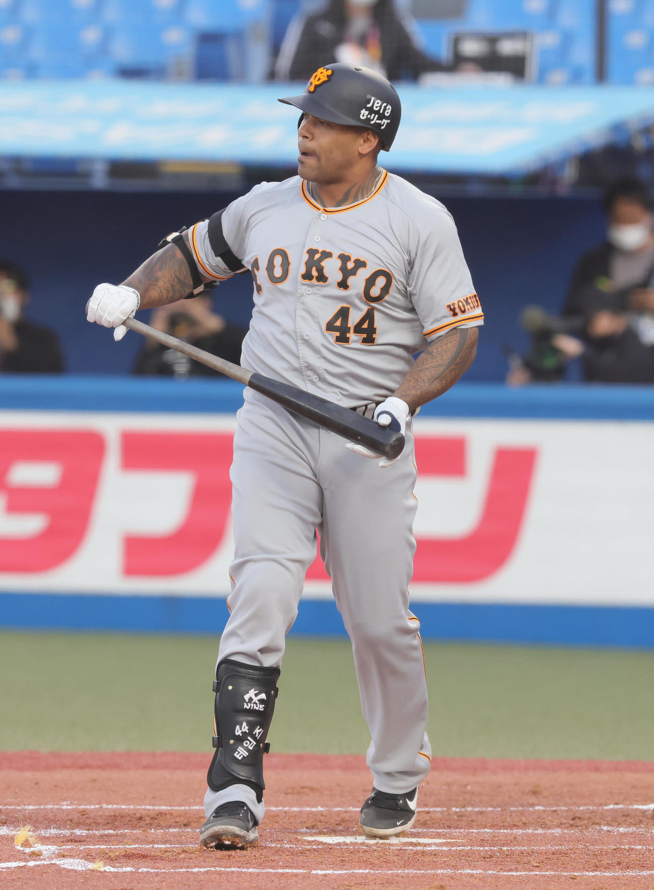 ヤクルト対巨人　1回表巨人1死満塁、空振り三振に倒れたテームズ（撮影・足立雅史）