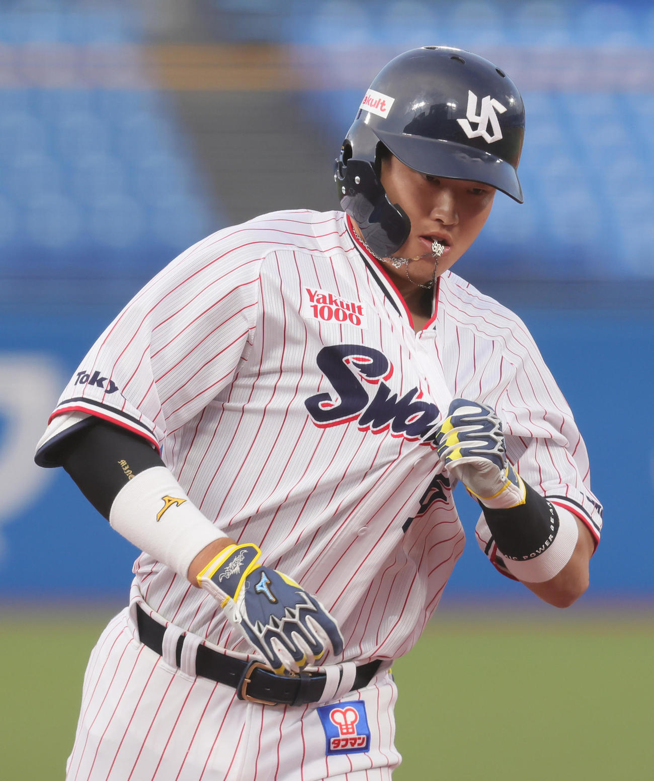 ヤクルト対巨人　2回裏ヤクルト無死、左中間へ本塁打を放った村上はユニホームのチーム名をつかみながらダイヤモンドを1周する（撮影・足立雅史）