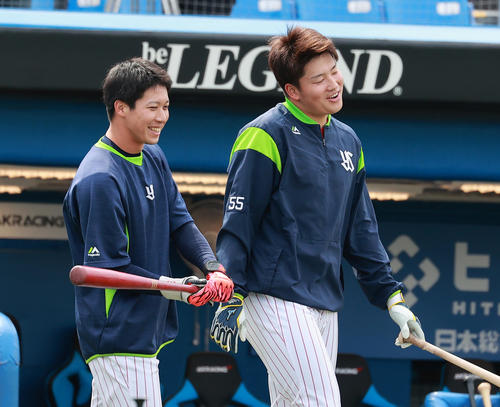 ヤクルト対巨人 練習中に談笑するヤクルト山田(左)と村上(撮影・野上伸悟)