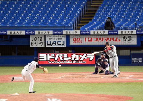 ヤクルト対巨人 4回表巨人2死三塁、右適時二塁打を放つ岡本和。投手田口(撮影・たえ見朱実)