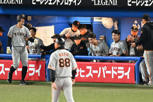 ヤクルト対巨人 4回表巨人2死三塁、右適時二塁打を放った岡本和に頭を下げる坂本と丸(撮影・たえ見朱実)