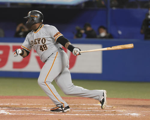 ヤクルト対巨人 7回表巨人無死二、三塁、右2点適時打を放つウィーラー(撮影・足立雅史)