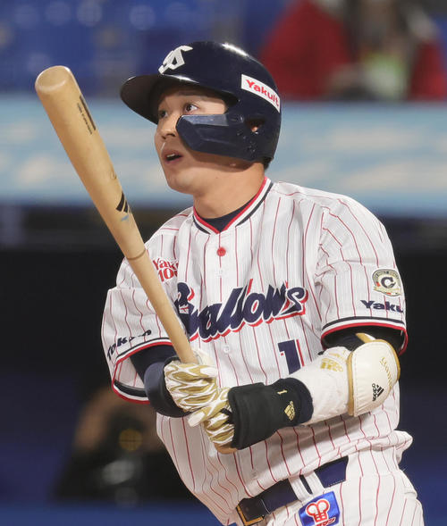 ヤクルト対巨人 7回裏ヤクルト無死一塁、左越え2点本塁打を放つ山田(撮影・足立雅史)