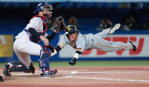 ヤクルト対巨人 7回表巨人無死二、三塁、ウィーラーの右前2点適時打で生還する重信(撮影・野上伸悟)