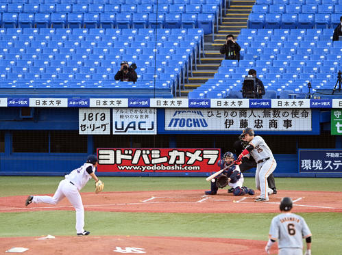 ヤクルト対巨人 1回表巨人1死一、二塁、先生の中前適時打を放つ岡本和(撮影・たえ見朱実)