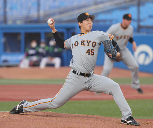 ヤクルト対巨人 巨人先発の畠(撮影・足立雅史)