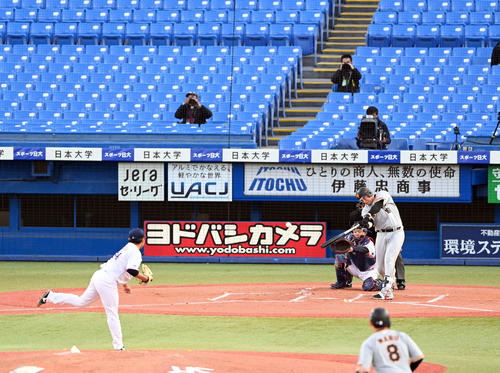 ヤクルト対巨人 1回表巨人1死一、二塁、右前に安打を放つスモーク。投手田口(撮影・たえ見朱実)