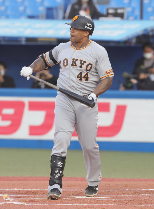 ヤクルト対巨人 1回表巨人1死満塁、空振り三振に倒れたテームズ(撮影・足立雅史)