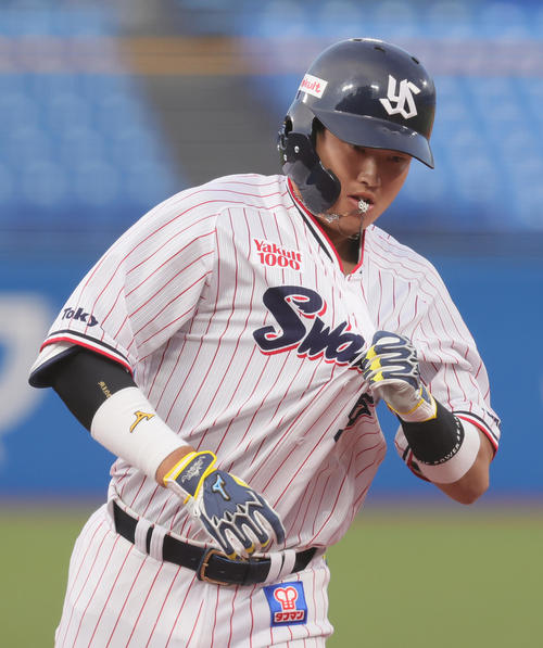 ヤクルト対巨人 2回裏ヤクルト無死、左中間へ本塁打を放った村上はユニホームのチーム名をつかみながらダイヤモンドを1周する(撮影・足立雅史)