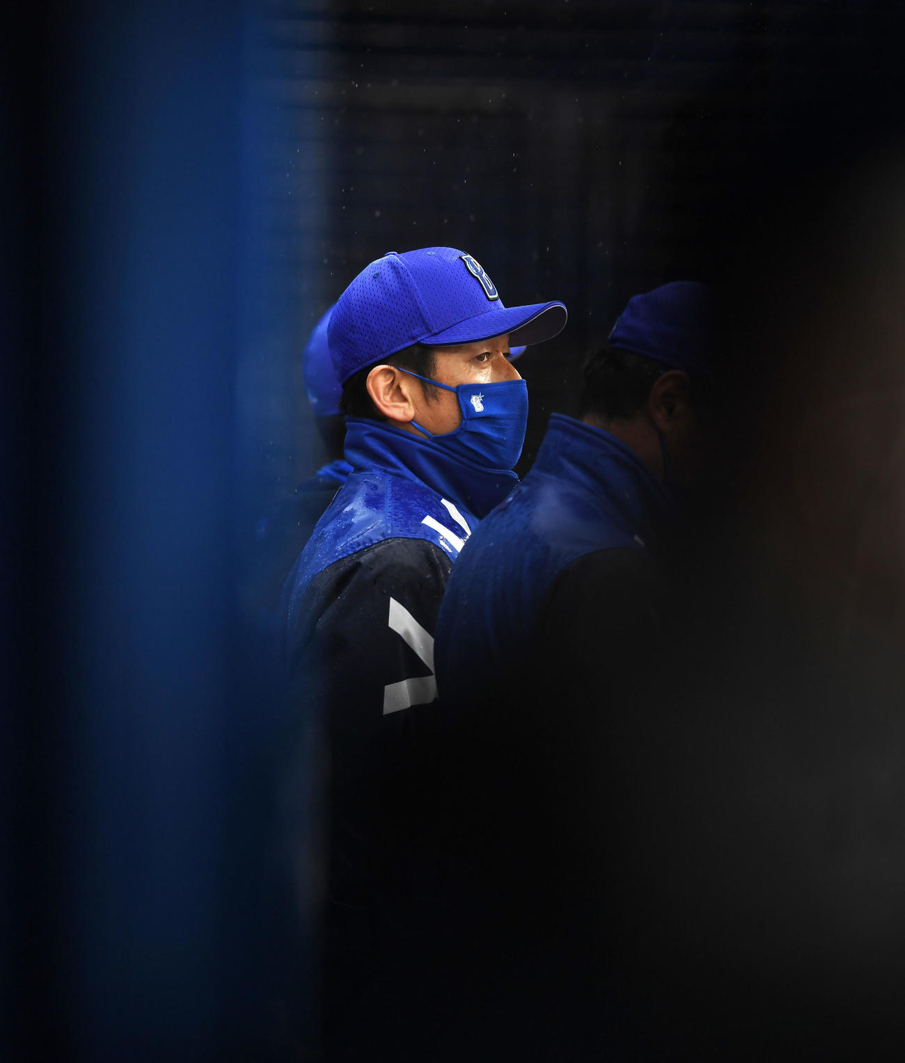 4月17日、巨人戦で試合を見つめるDeNA三浦大輔監督